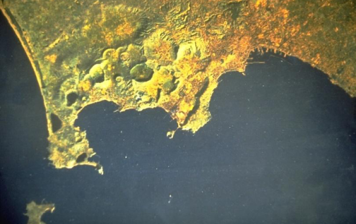 Immagine satellitare Landsat che mostra la caldera dei Campi Flegrei a nord del Golfo di Napoli